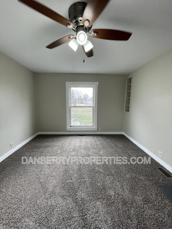 Building Photo - 220 N Main St