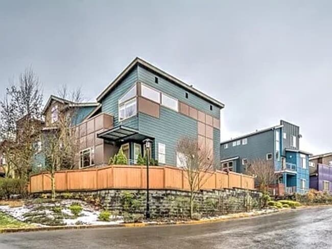 Building Photo - Stylish & Updated Home – 3BR/205BA, AC, Ne...