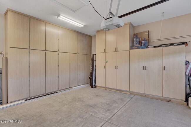 Building Photo - 10226 E Lakeview Ave