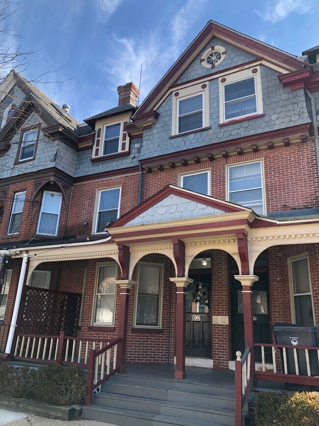 Building Photo - 802 N Van Buren St