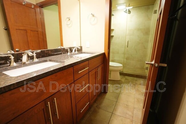 Building Photo - 208 E 4th St