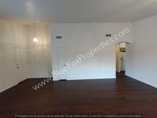 Building Photo - 915 N Silverleaf Oak Pl