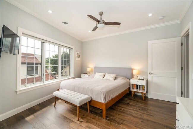 Building Photo - 100 Main St