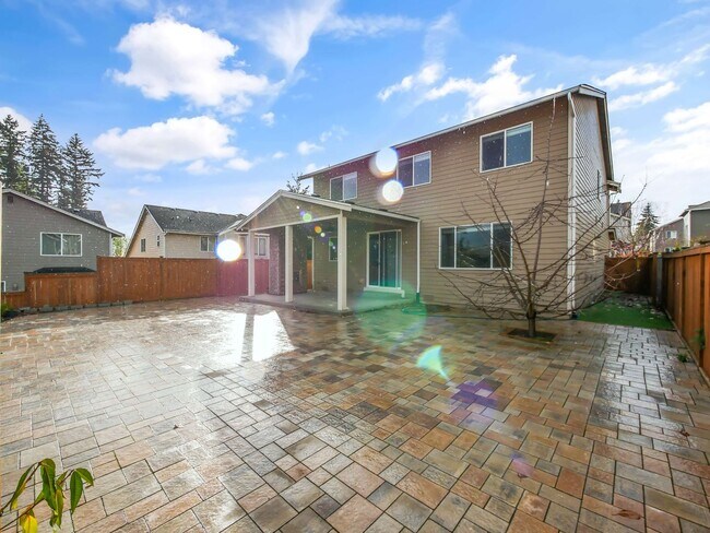 Building Photo - 4 Bed and 2.5 Bath Beautiful Single-family...