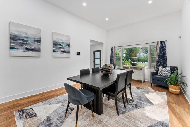 Building Photo - 2874 Grand Ave SW