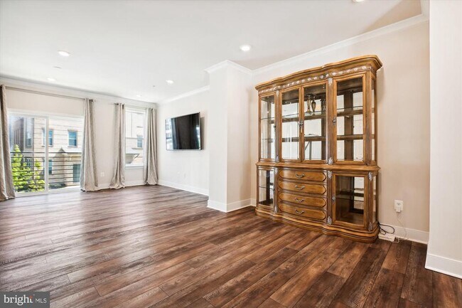 Building Photo - 909 Rockwell Ave