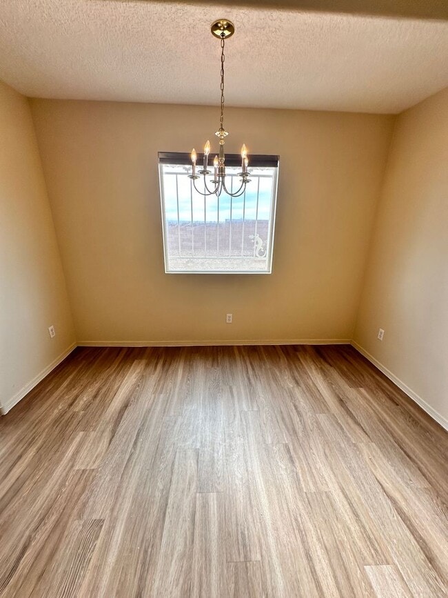 Building Photo - Super cute 3 bed 2 bath home in Huning Ranch. MOVE IN SPECIAL! 1/2 OFF 2ND MONTHS RENT!