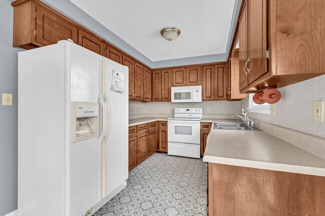 Building Photo - 171 W Regent Dr