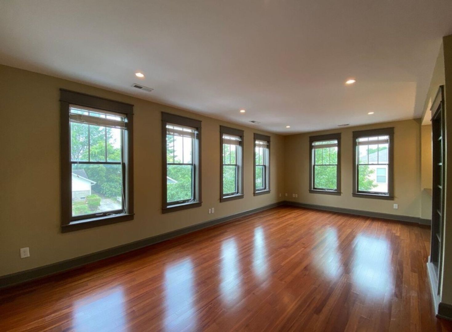 Building Photo - 581 E Hillside Dr