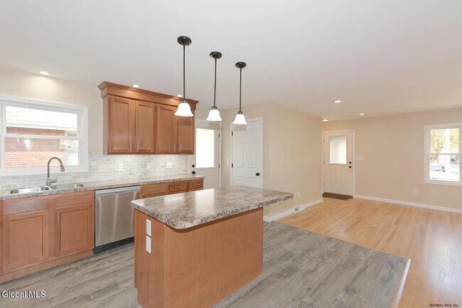 Building Photo - 614 Park Ave