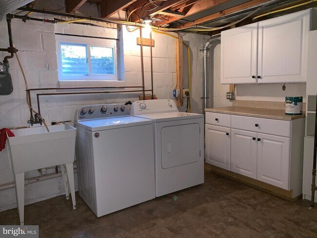 Building Photo - 1334 Mayflower Dr