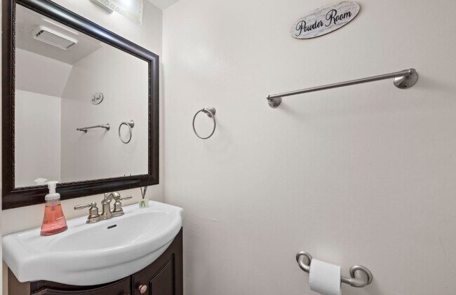Building Photo - 2651 Country Oaks Ct