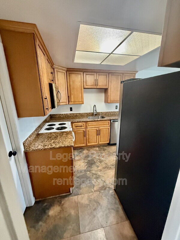 Building Photo - 1427 Bel Air Dr