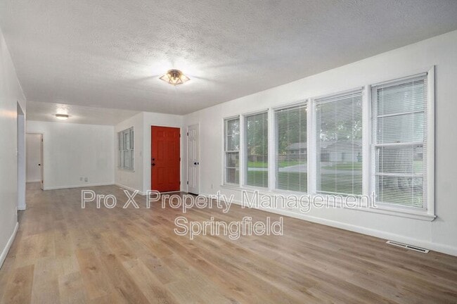 Building Photo - 906 N Belview Ave