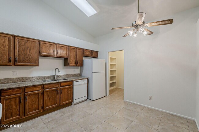 Building Photo - 5136 E Evergreen St