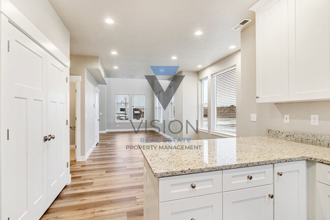 Building Photo - 1098 S High Ridge Dr