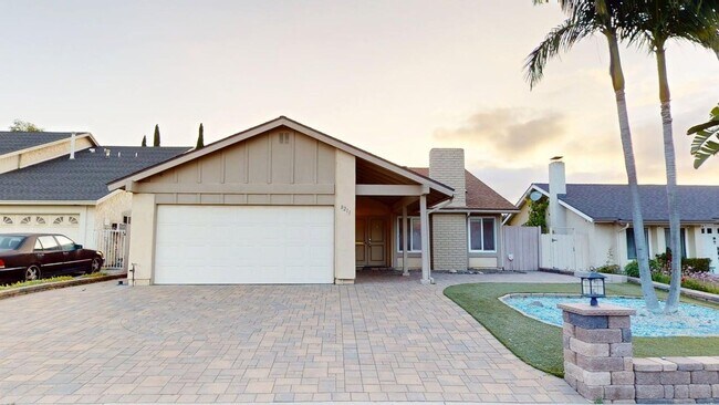 Building Photo - Spacious and beautifully updated 4 bedroom home available for long or short term lease.