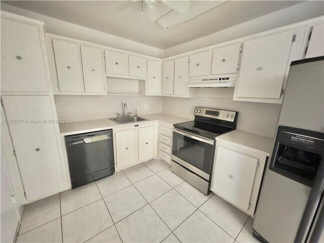 Building Photo - 3800 S Ocean Dr