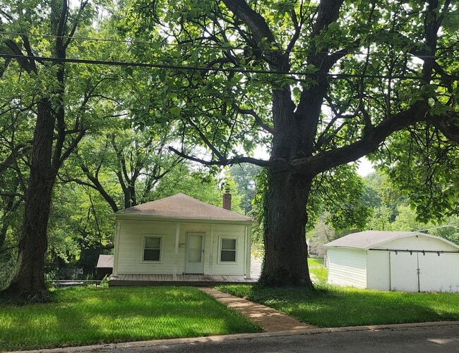 Primary Photo - 105 S Harvey Ave