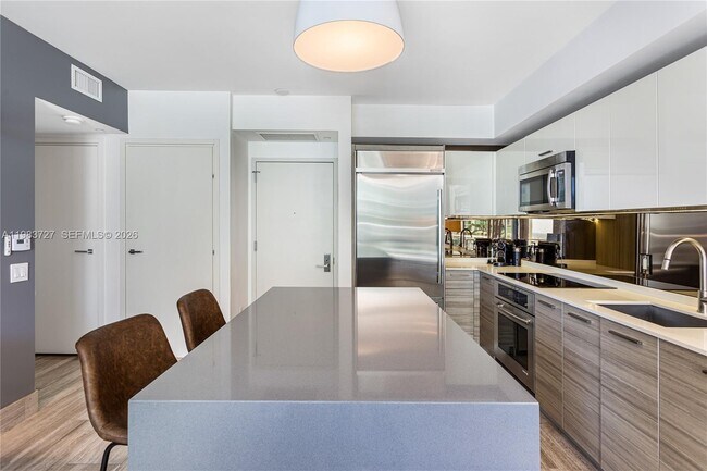 Building Photo - 1300 Brickell Bay Dr