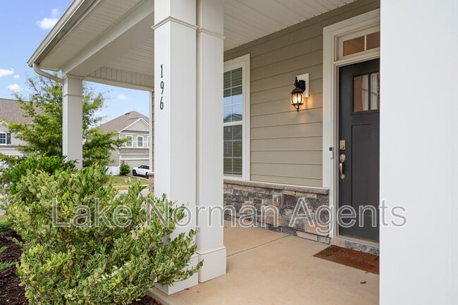 Building Photo - 196 Longleaf Dr