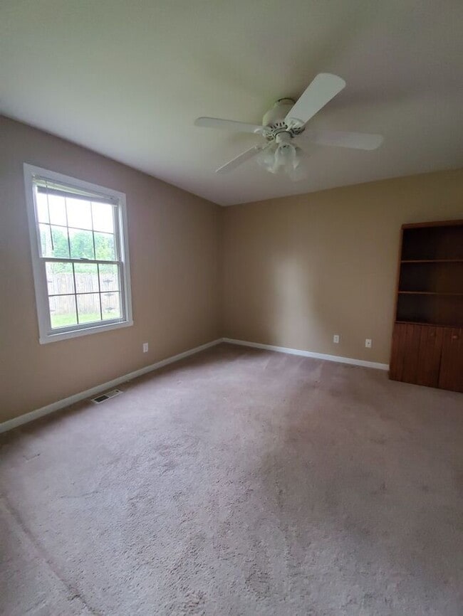 Building Photo - 3 Bedroom On Cul-de-sac, East Side Location