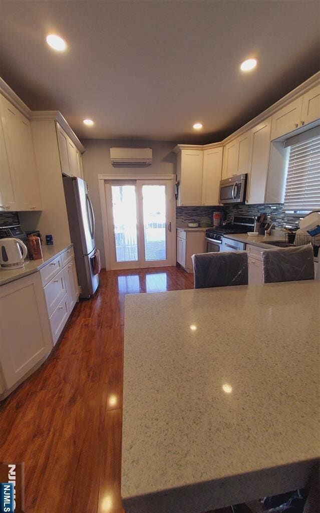 Building Photo - 613 3rd St