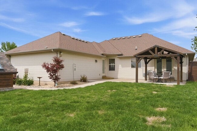 Building Photo - 3 Bedroom | 2 Bathroom | 2 Car Garage| Ozark MO | Fireplace | Separate Green House/Office | Fence...