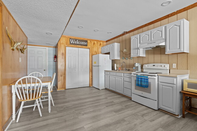 Building Photo - 360 Island Rd