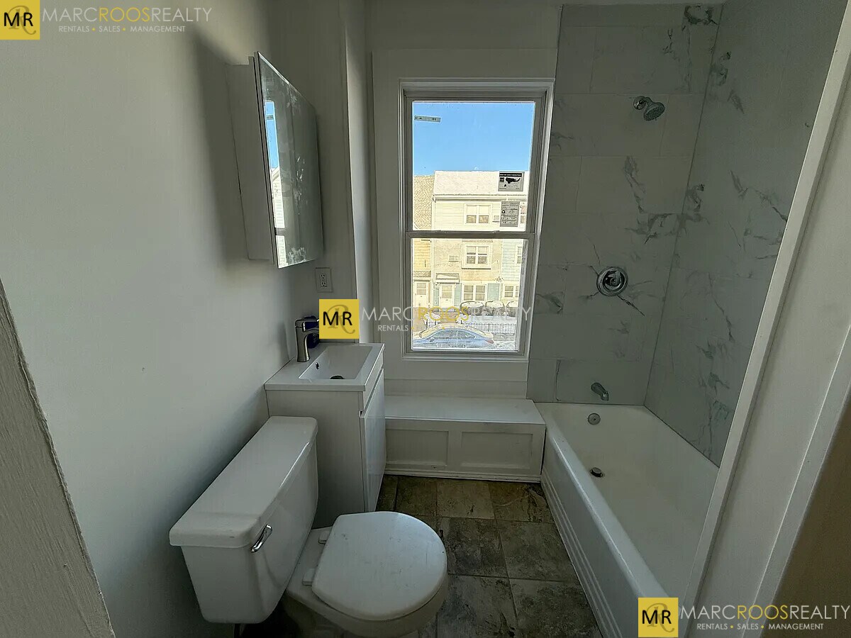 Building Photo - 682 Parker St