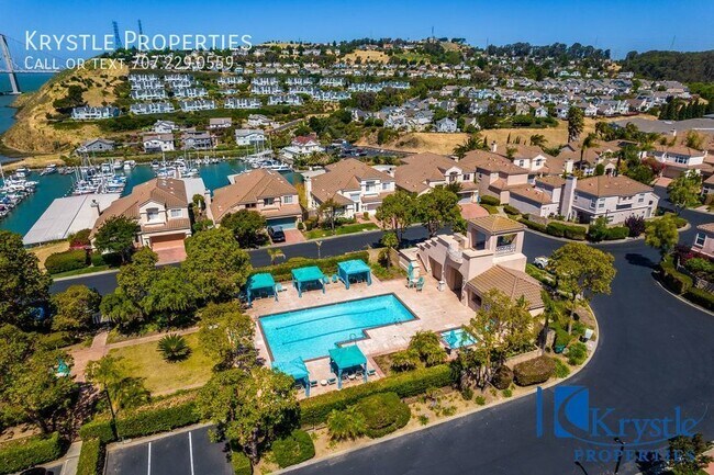 Building Photo - Luxurious Living in Gated Villa Del Mar Co...