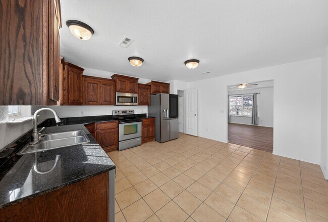 Building Photo - Are you looking for a short term rental. Look No further!!