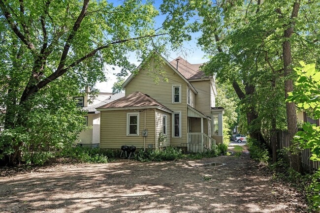 Building Photo - MUST SEE! Spacious 5BD/2BA Home near the U...