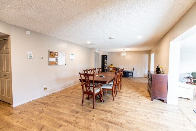 Building Photo - 6 Bedroom 3.5 Bathroom Tri-Level Home In Tempe close to ASU