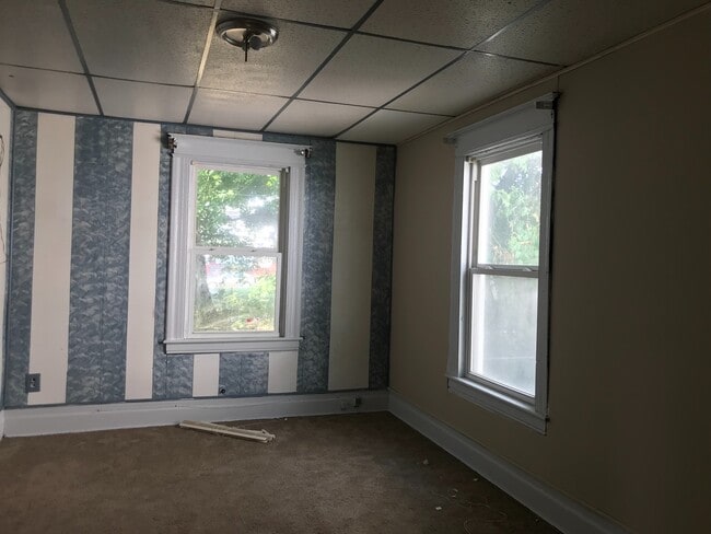 Building Photo - HUGE SINGLE FAMILY FOR RENT !!