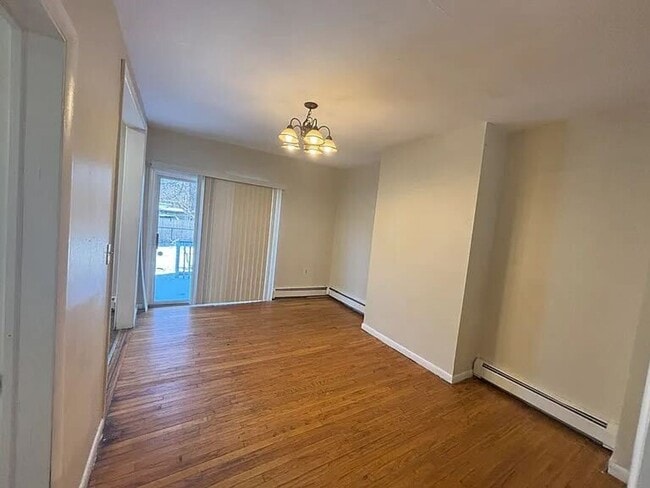 Building Photo - Spacious 4-bedroom house