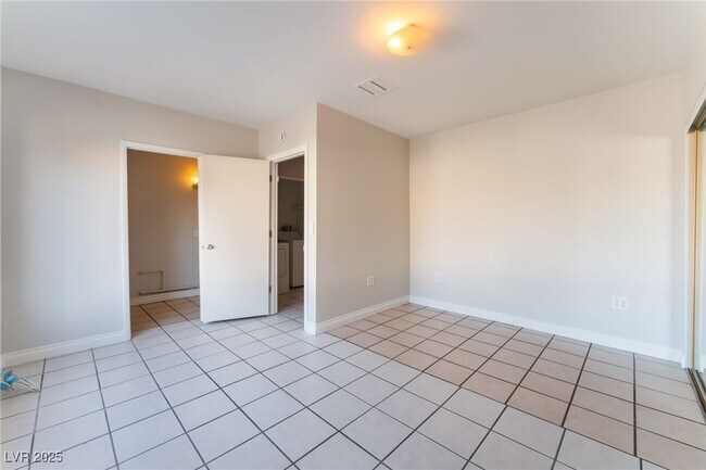 Building Photo - 5453 Requa Ave