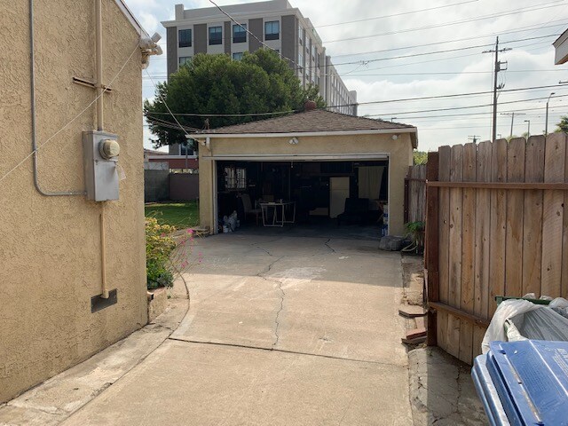Building Photo - 8624 Lilienthal Ave