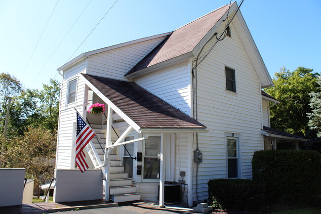 Upper level apartment - 119 Chestnut St