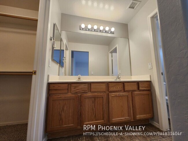 Building Photo - 13921 W Port Royale Ln