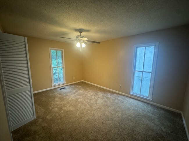 Building Photo - Large Townhome