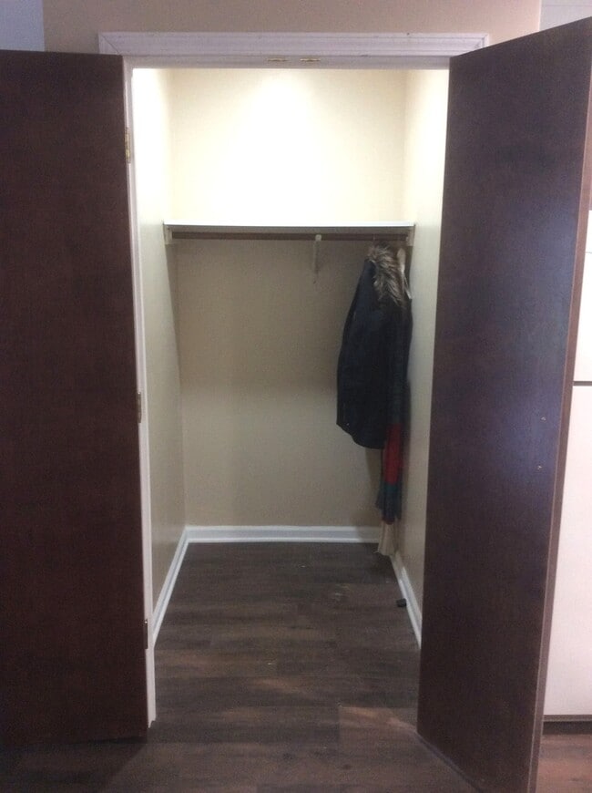 Building Photo - 1221 Whispering Hills Ct