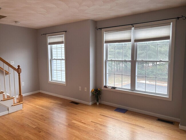 Building Photo - 933 Varnum Ave