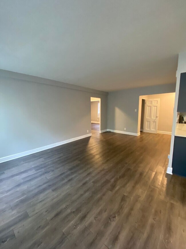Building Photo - Updated Two Bed Two Bath Apt in Dogtown!