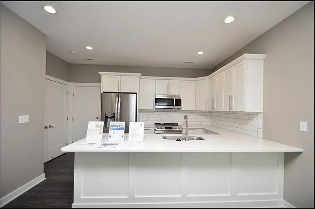 Building Photo - 660 SE Greyson Ln