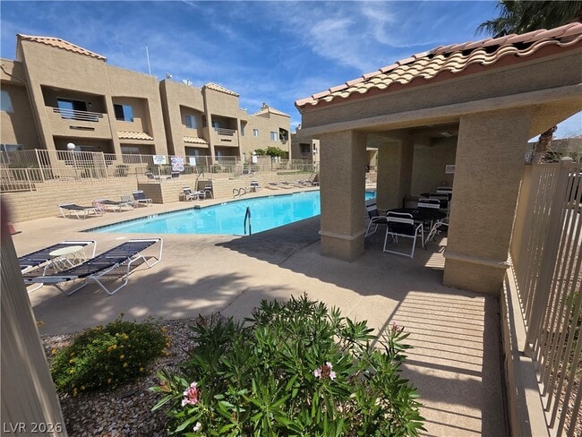 Building Photo - 2200 Highpointe Dr