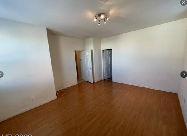Building Photo - 2 bedroom 2 bath 1 car garage in a gated n...