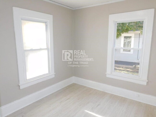 Building Photo - *Move In Special* Cute 2 Bedroom/1 Bath Ho...