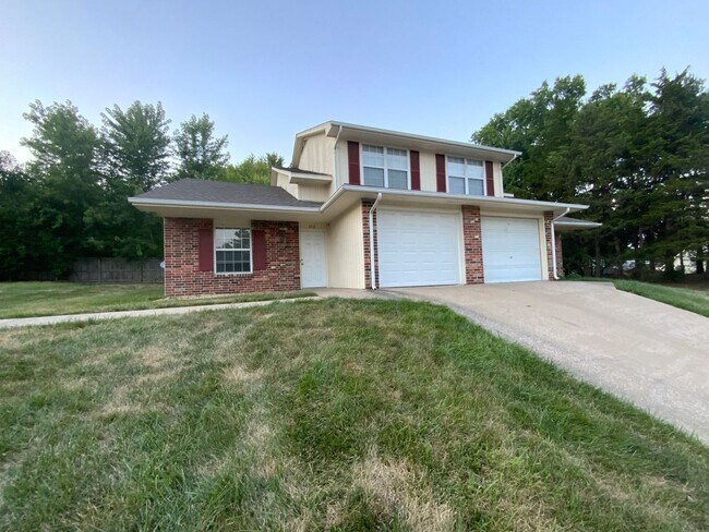 Building Photo - 3 Bedroom 2 Bathroom Duplex