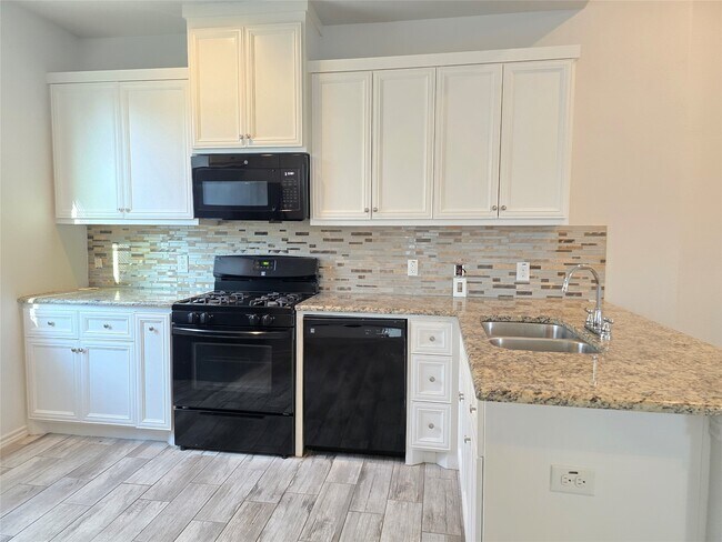 Building Photo - 4410 Larkspur St